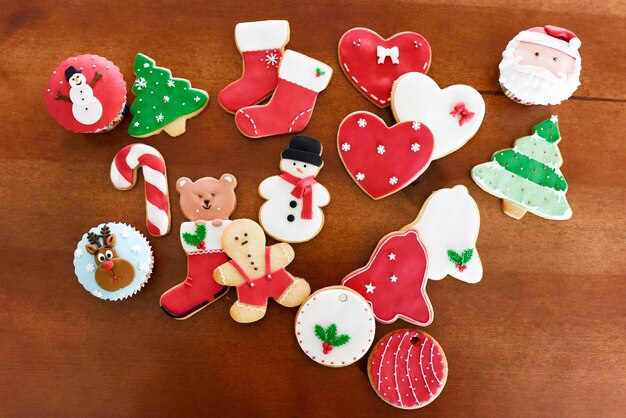 Biscuits de Noël sur fond de bois