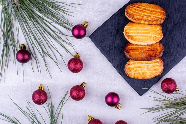 Biscuits de Noël sur plaque noire avec des boules. photo de haute qualité