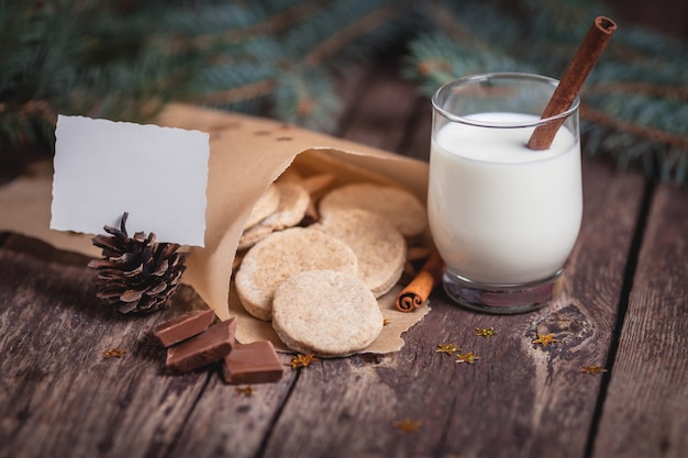 Biscuits de Noël sucrés avec du lait sur des bureaux en bois