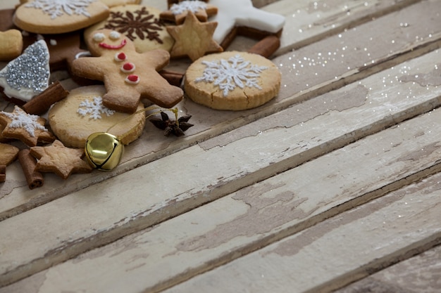 Photo gratuite biscuits de noël sur une table en bois