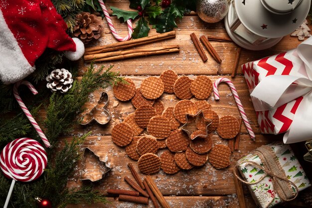 Biscuits de Noël vue de dessus avec fond en bois