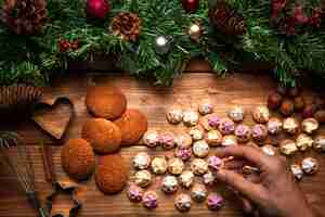 Photo gratuite biscuits de noël vue de dessus avec fond en bois