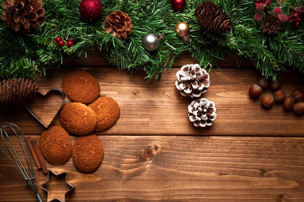 Biscuits de Noël vue de dessus avec fond en bois