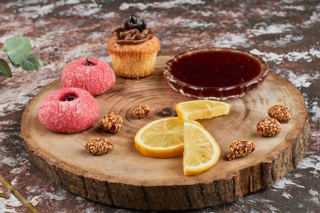 Biscuits et noix sur une planche de bois.