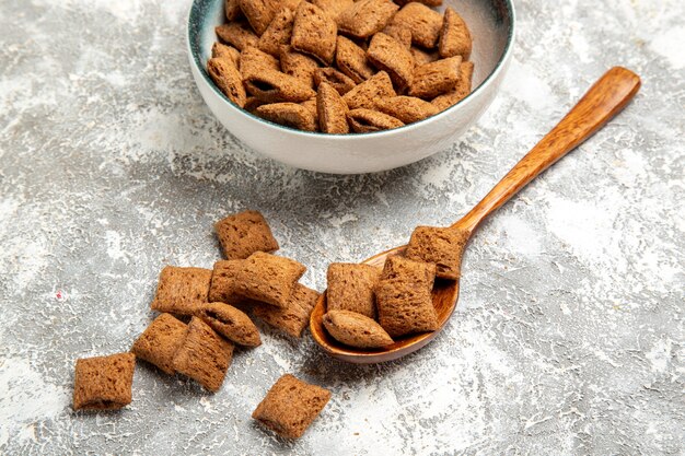 Biscuits d'oreiller sucrés à l'intérieur de la plaque sur blanc