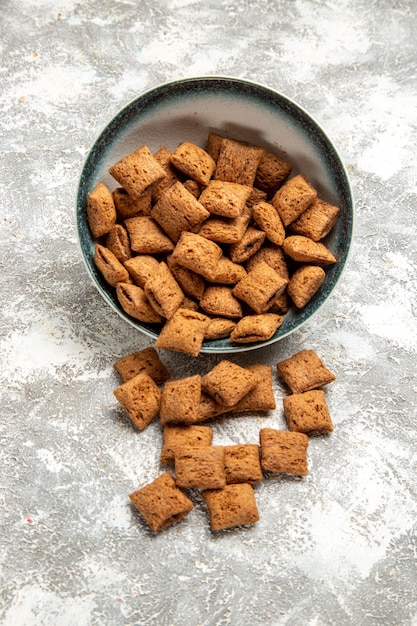 Photo gratuite biscuits d'oreiller sucrés à l'intérieur de la plaque sur blanc