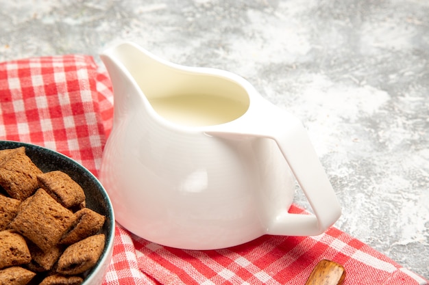 Biscuits d'oreiller sucrés sur sol blanc