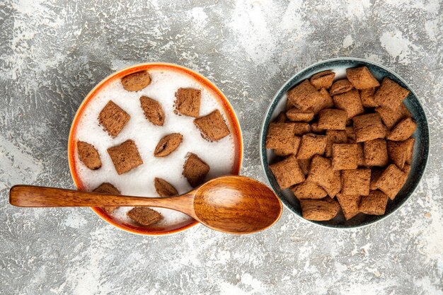 Biscuits d'oreiller vue de dessus avec du lait pour le petit déjeuner sur blanc