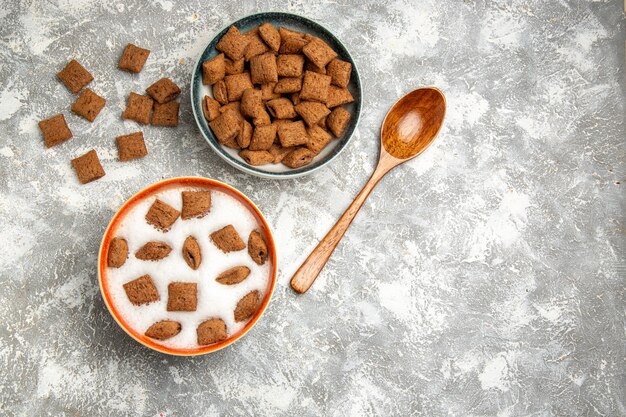 Biscuits D'oreiller Vue De Dessus Avec Du Lait Pour Le Petit Déjeuner Sur Blanc