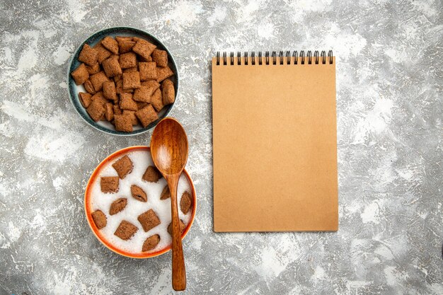 Biscuits d'oreiller vue de dessus avec du lait pour le petit déjeuner sur blanc