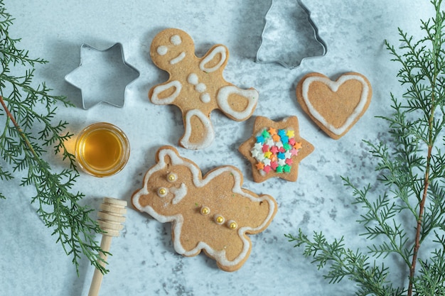 Biscuits de pain d'épice sur blanc avec des branches de pin.