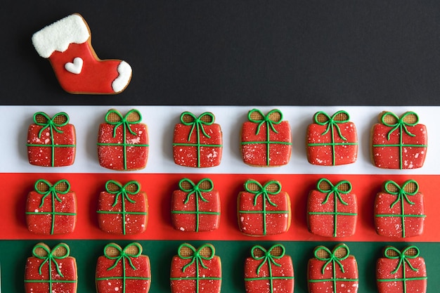 Photo gratuite biscuits de pain d'épice faits à la main de noël recouverts de glaçage multicolore