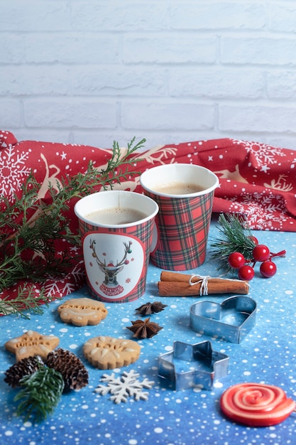 Biscuits de pain d'épice, tasses de café aromatique et sucette sur bleu