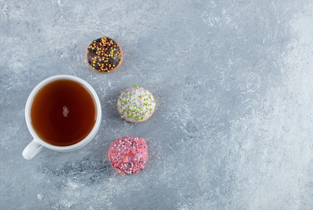 Biscuits avec pépites et tasse de thé sur table en marbre.