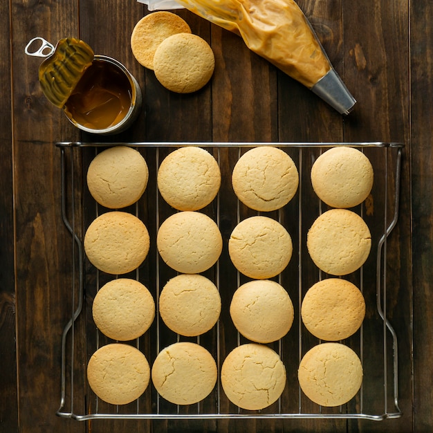 Biscuits à plat et boîte