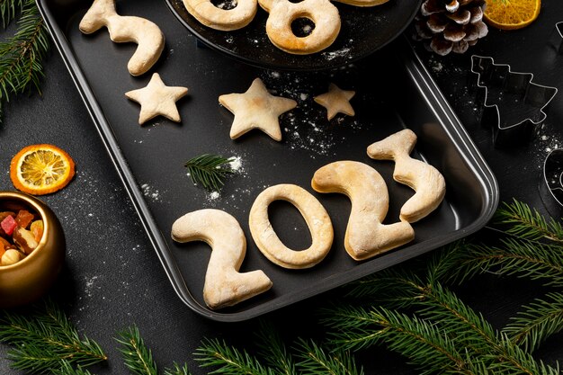 Biscuits sur le plateau célébration du nouvel an high angle