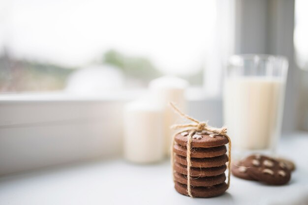 Biscuits près de verre de liquide blanc