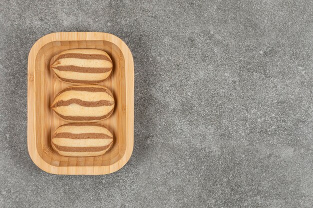 Photo gratuite biscuits à rayures au chocolat sur plaque en bois