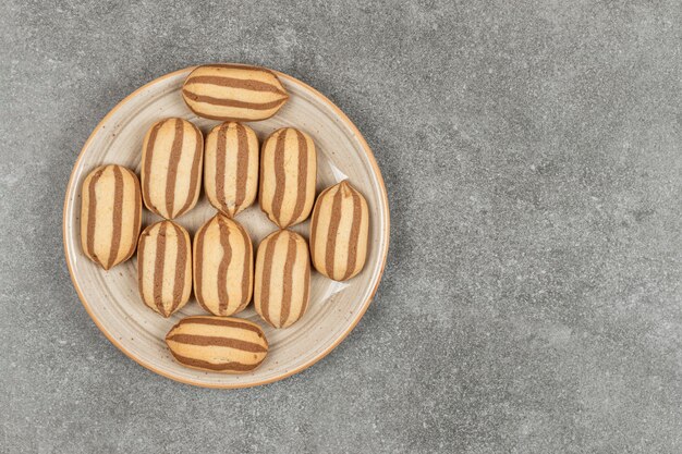 Biscuits à rayures au chocolat sur plaque en céramique