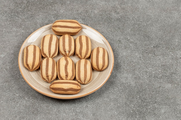 Biscuits à rayures au chocolat sur plaque en céramique