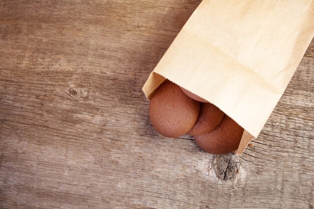 Biscuits ronds au chocolat sur un fond en bois