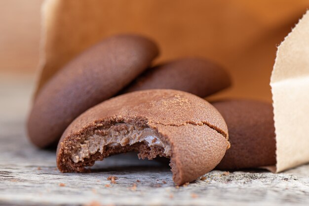 Biscuits ronds au chocolat sur un fond en bois