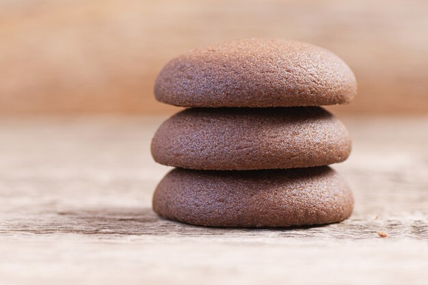 Biscuits ronds au chocolat sur un fond en bois