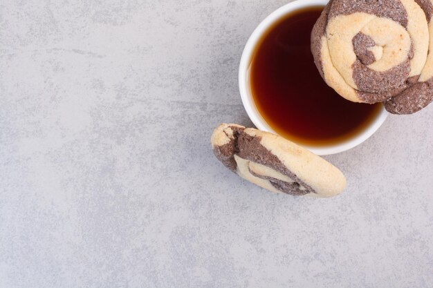 Biscuits ronds et tasse de thé sur fond gris. photo de haute qualité