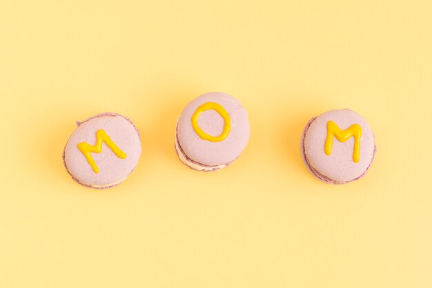 Biscuits roses sucrés avec le titre de maman