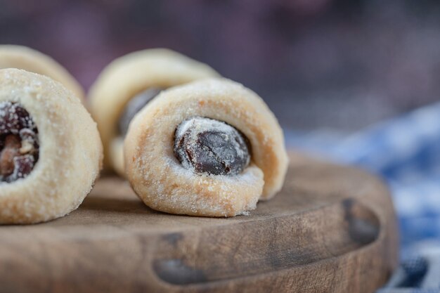 Biscuits roulés avec confiture de fraises à l'intérieur.