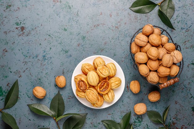 Biscuits russes faits maison avec du lait concentré bouilli et des noix.