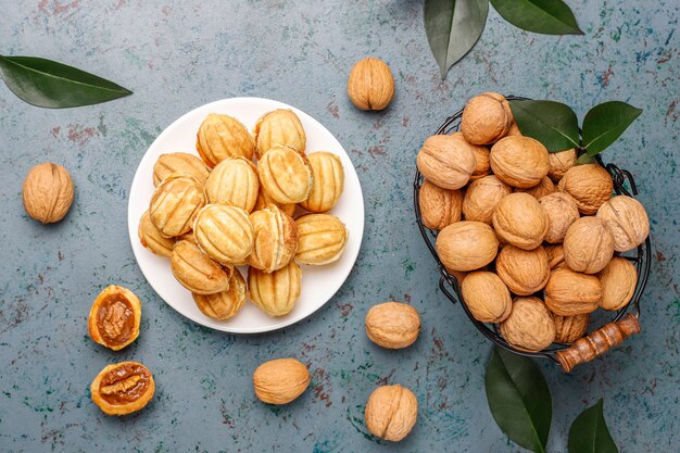 Biscuits russes faits maison avec du lait concentré bouilli et des noix.