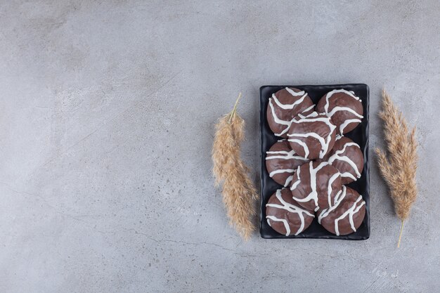 Biscuits sablés enrobés de chocolat blanc et noir.