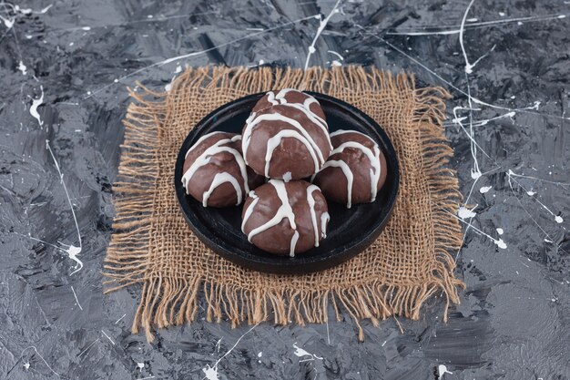 Biscuits sablés enrobés de chocolat blanc et noir.