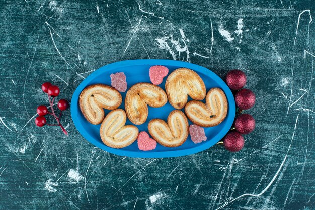 Biscuits Savoureux Avec Des Bonbons à La Gelée De Sucre Sur Un Tableau Bleu. Photo De Haute Qualité