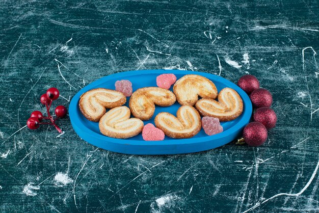 Biscuits savoureux avec des bonbons à la gelée de sucre sur un tableau bleu. photo de haute qualité