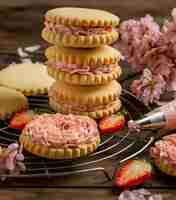 Photo gratuite biscuits savoureux à la crème et aux fleurs