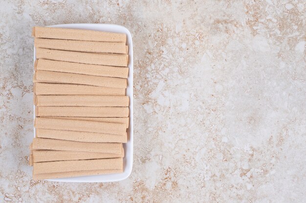 Biscuits sucrés sur une assiette, sur le marbre.