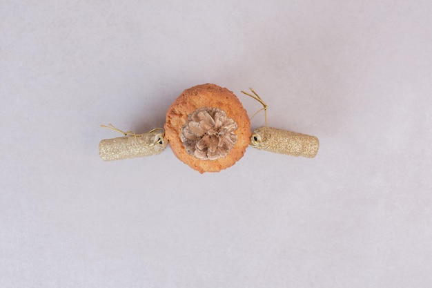 Biscuits Sucrés Avec Des Jouets De Noël Dorés Sur Une Surface Blanche