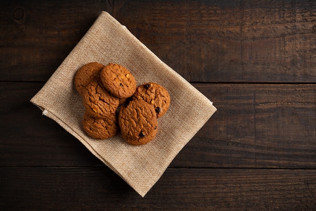 biscuits sur la table en bois.
