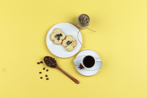 Biscuits et tasse de café sur fond jaune