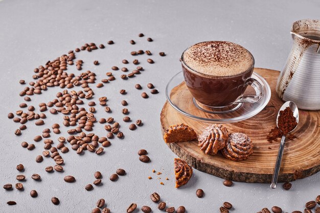 Biscuits avec une tasse de café.