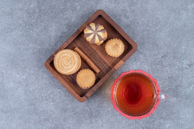 Biscuits Et Une Tasse De Thé