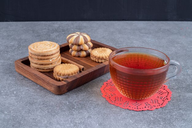 Biscuits et une tasse de thé