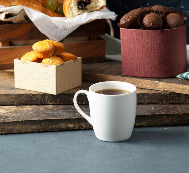 Biscuits à La Vanille Et Pralines Avec Une Tasse De Thé