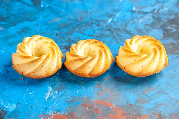 Biscuits vue de dessous sur table bleue avec place libre