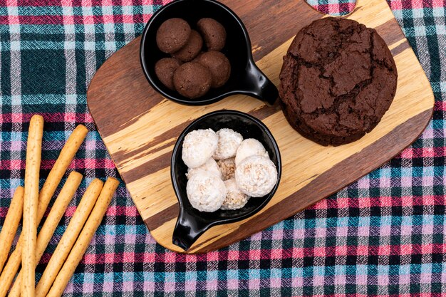 Photo gratuite biscuits vue de dessus sur planche de bois