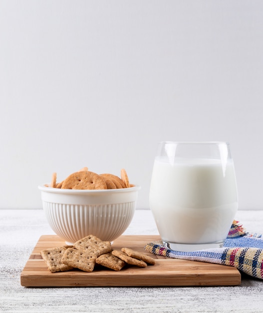 Photo gratuite biscuits vue latérale avec du lait o