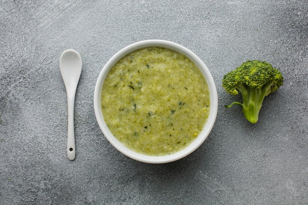 Bisque de brocoli à plat dans un bol avec une cuillère