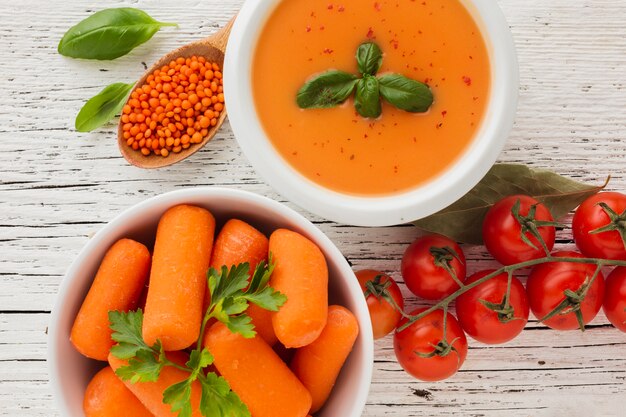 Bisque de citrouille plate poser carottes lentilles et tomates